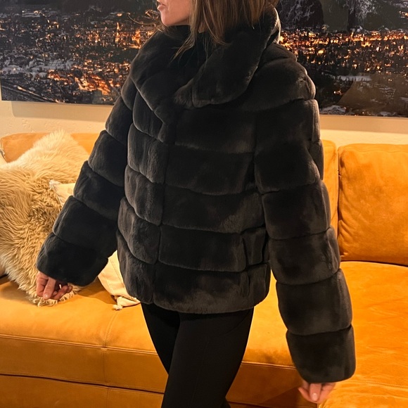 Suprema | NEW Fur Coat Size 40 ♥️Price Firm♥️ - Picture 4 of 10
